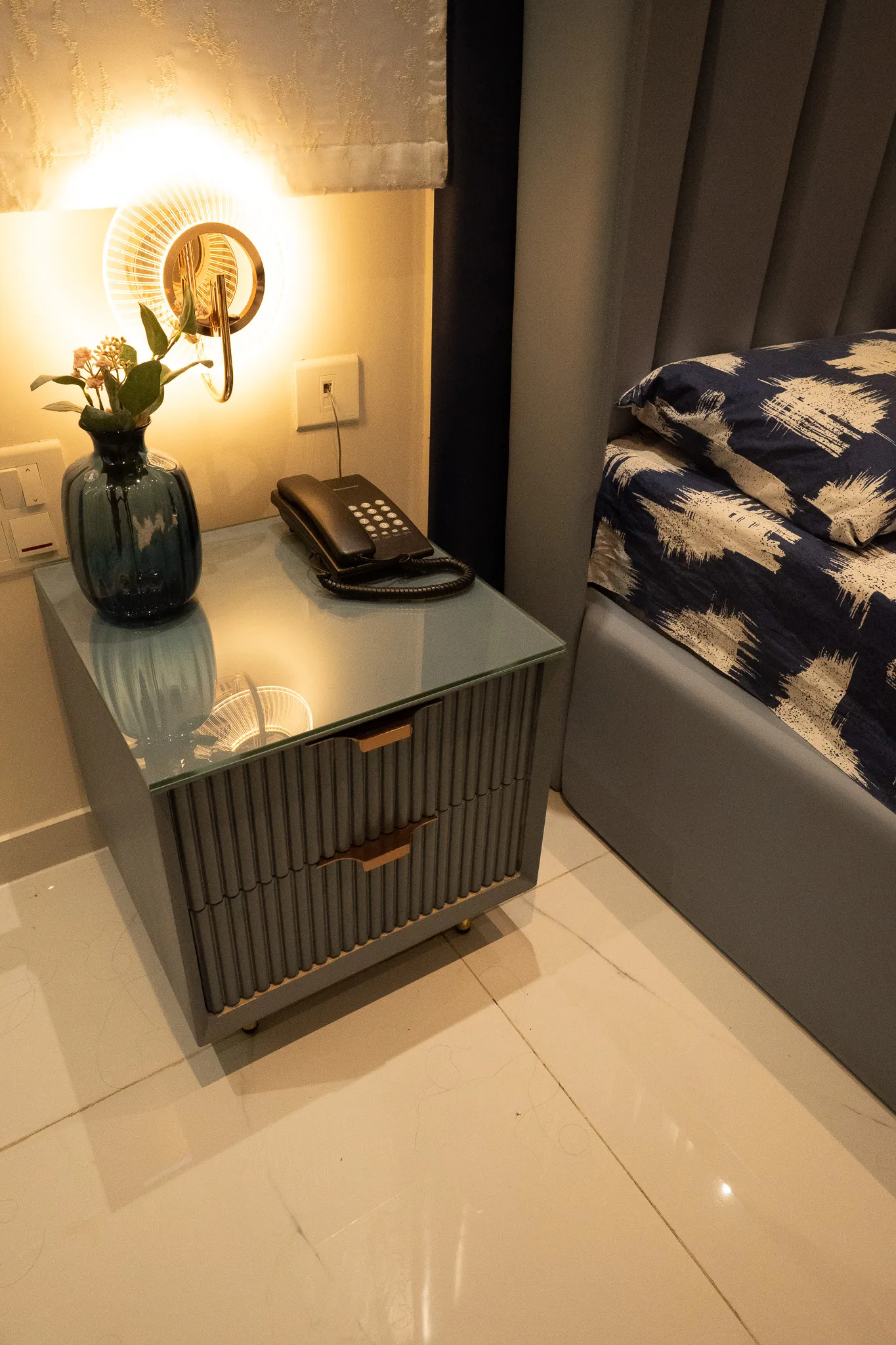 Grey bedside table with lamp — Divyarjuna